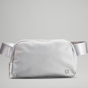 Lululemon Everywhere Belt Bag 1L silver drop/ white